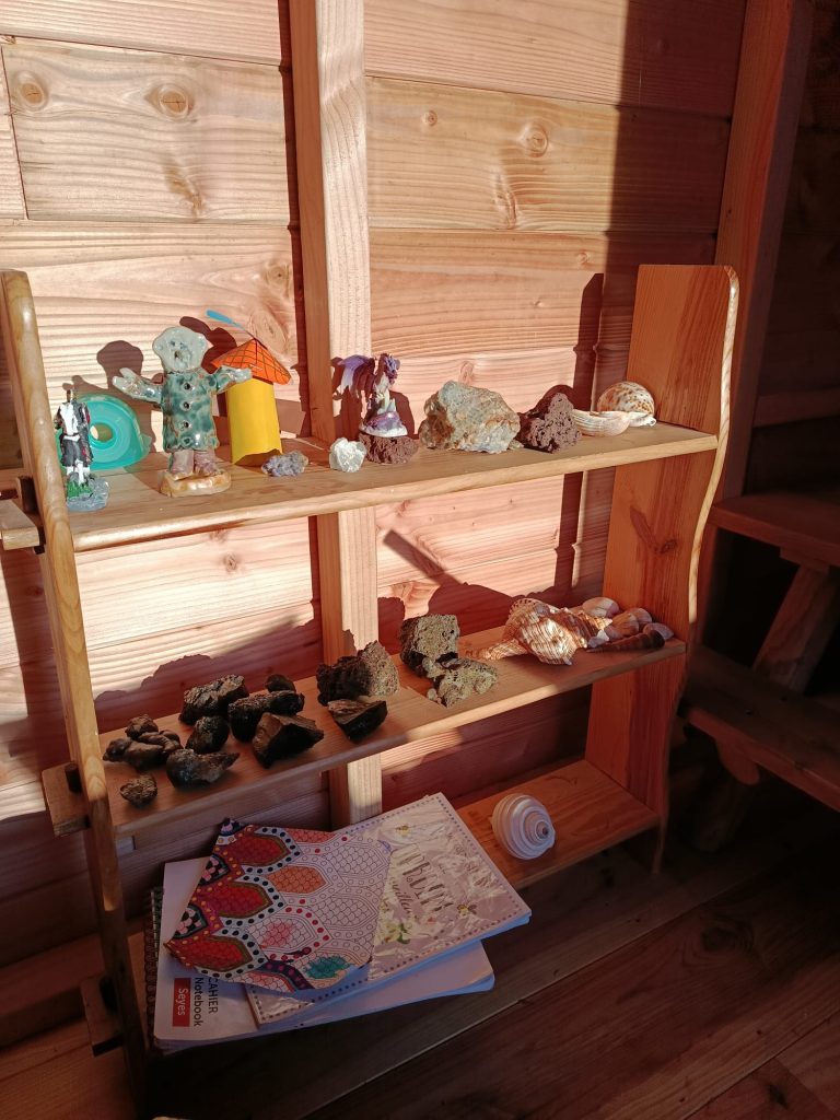 Vue de l'intérieur de la cabane dans les arbres en Haute-Savoie