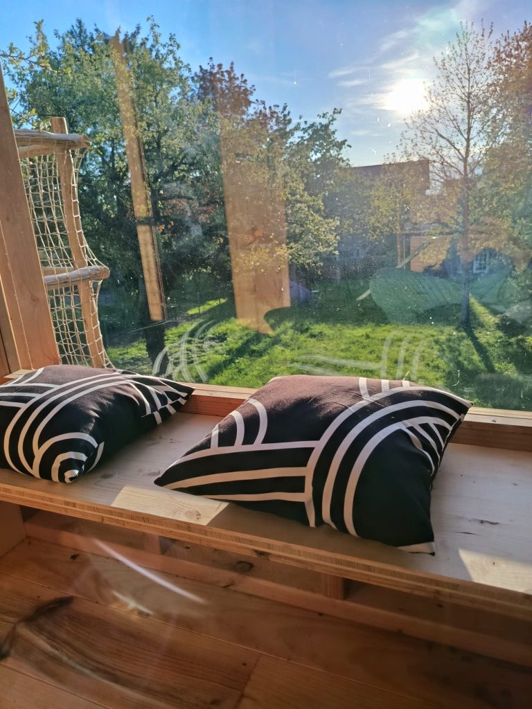 Vue de l'intérieur de la cabane dans les arbres en Haute-Savoie