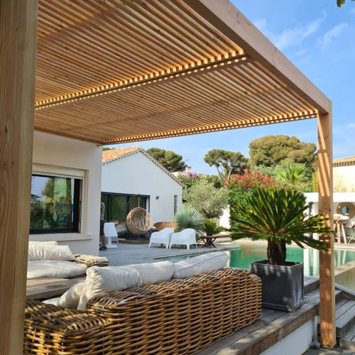 Une pergola en bois sur mesure au bord d'une piscine