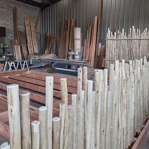 Construction d'une pergola en bois sur mesure en atelier