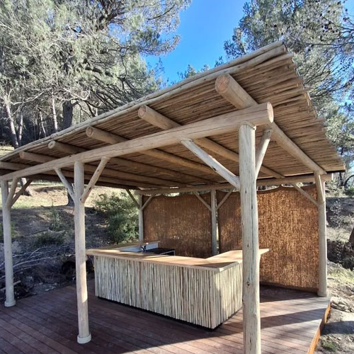 Cuisine d'été avec couverture en canisse