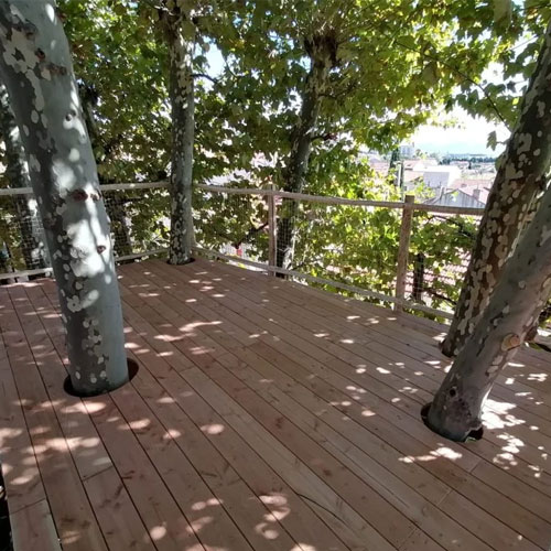 Plancher de terrasse perchée dans les arbres
