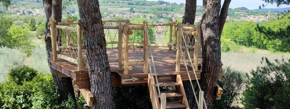 Terrasse perchée dans les arbres