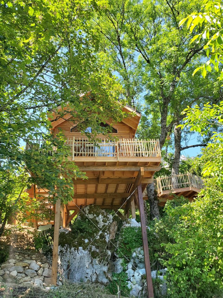 Une cabane sur le Plateau-des-Petites-Roches
