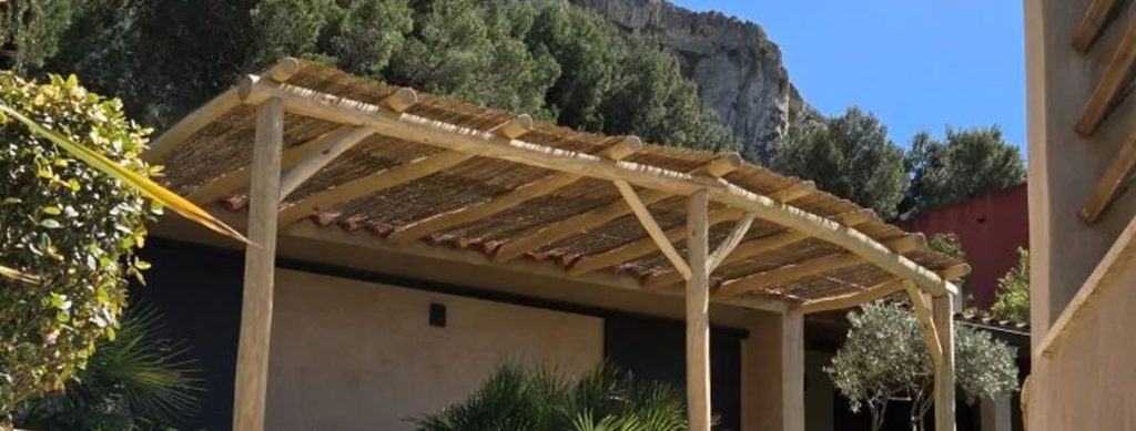 Pergola en bois adossée avec canisse de bambou