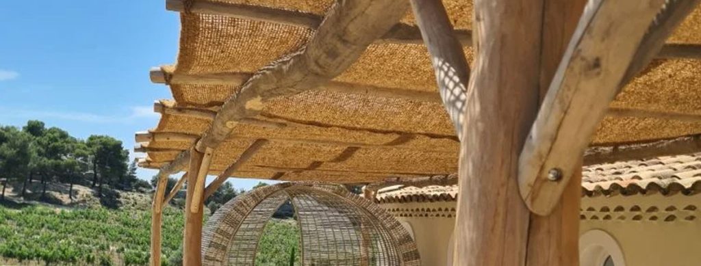 Pergola en bois autoportée avec ombriere en fibre de coco