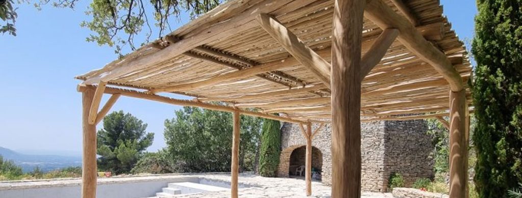 Pergola en bois autoportée avec couverture en rondins d'eucalyptus