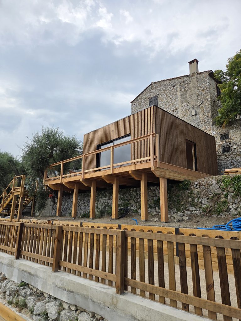 Cabanon en bardage bois vertical et sa terrasse sur pilotis