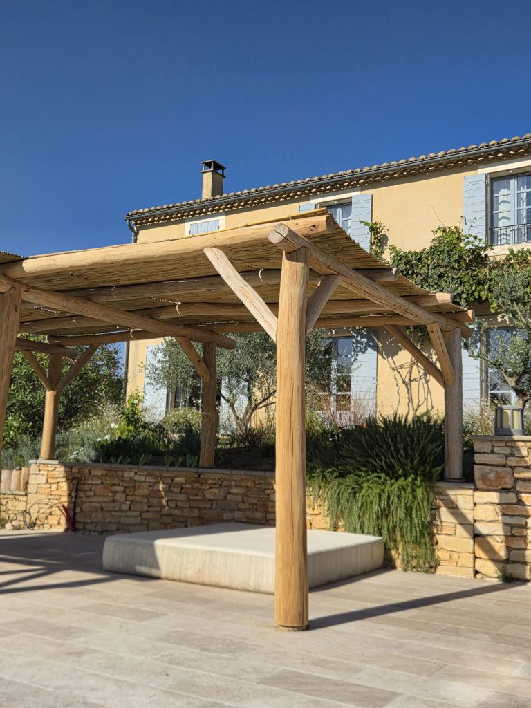 Une Pergola à Bagnols sur Cèse