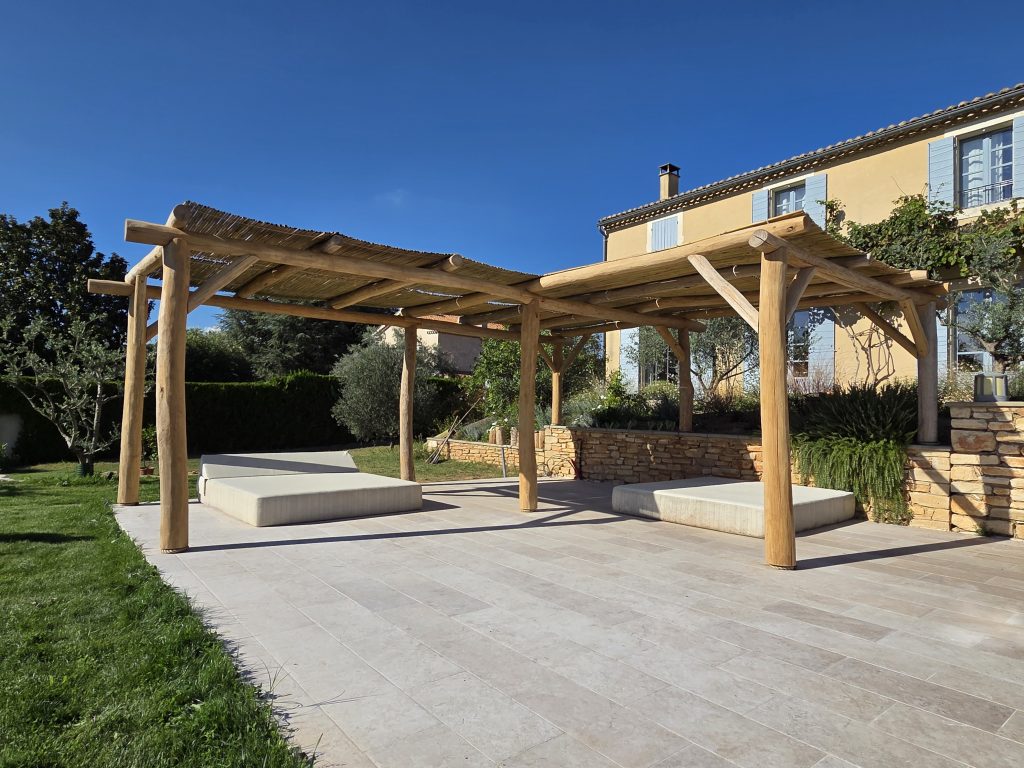 Pergola en acacia sur une grande terrasse en pierre