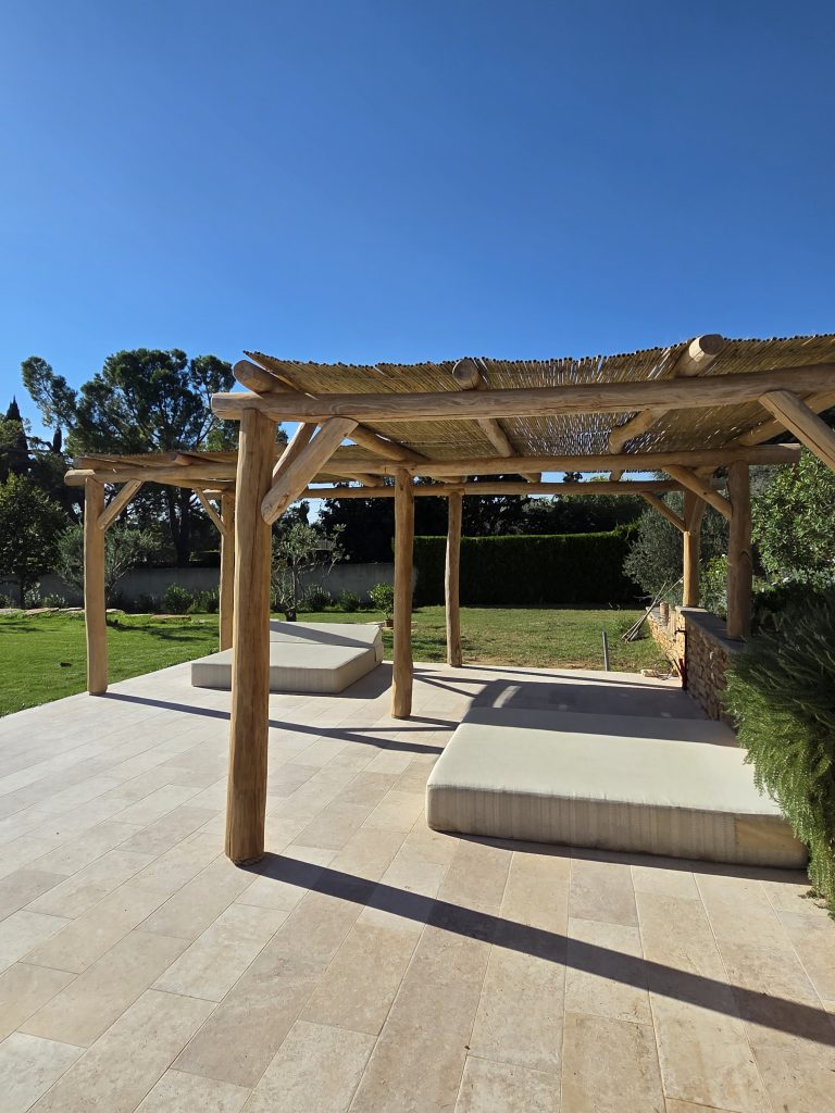 Espace détente ombragé sous la pergola en bois et bambou