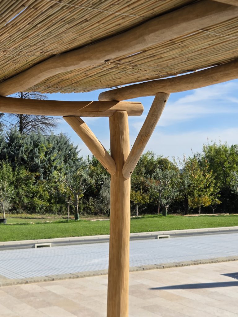Poteau et jambes de force de la pergola au bord de la piscine