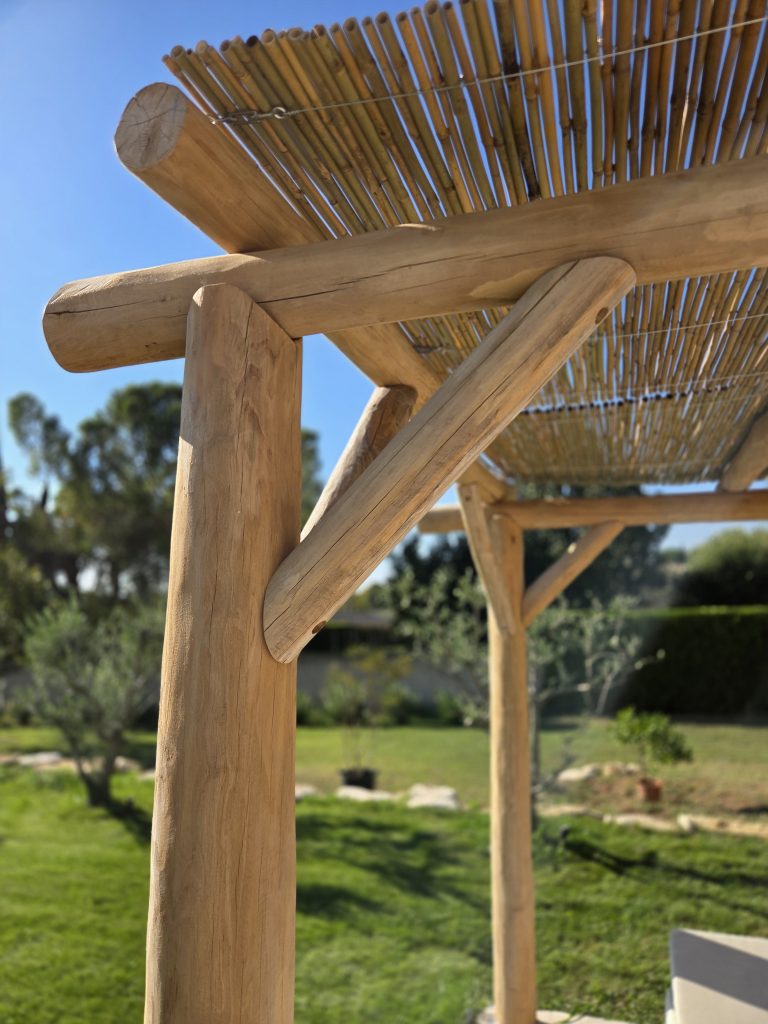 Assemblage d’un poteau en rondin d’acacia et d’une jambe de force