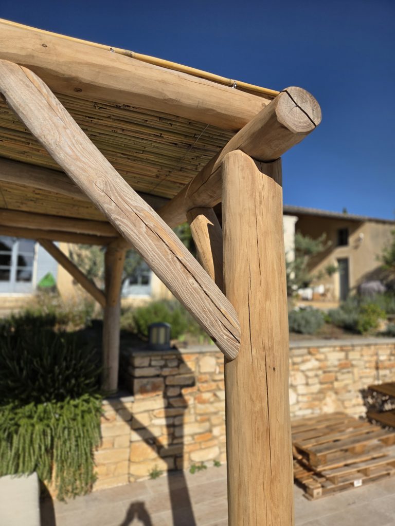 Jambe de force en acacia et mur en pierre sèche