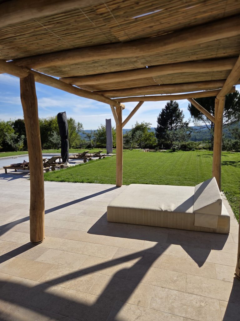 Vue sur le jardin depuis l’ombre de la pergola en bambou