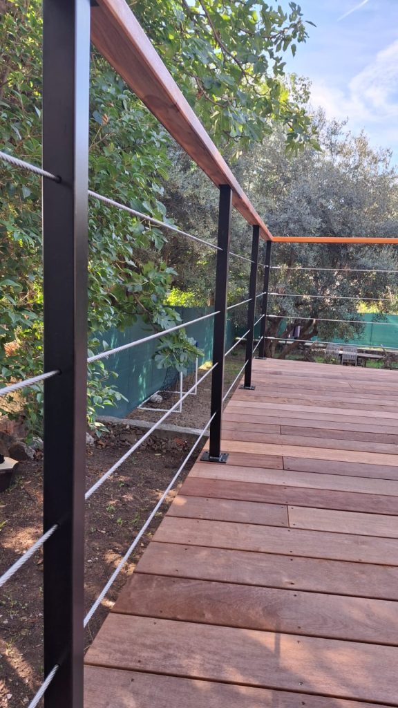 Garde-corps à câbles inox longeant la terrasse en itauba