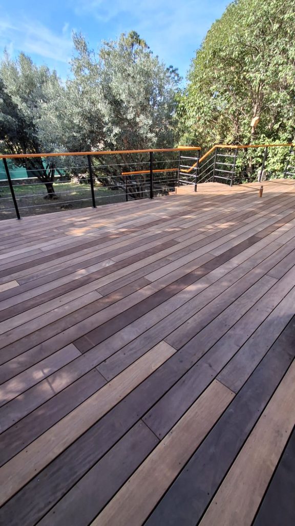 Grande terrasse en itauba de 55 m² dans un jardin arboré