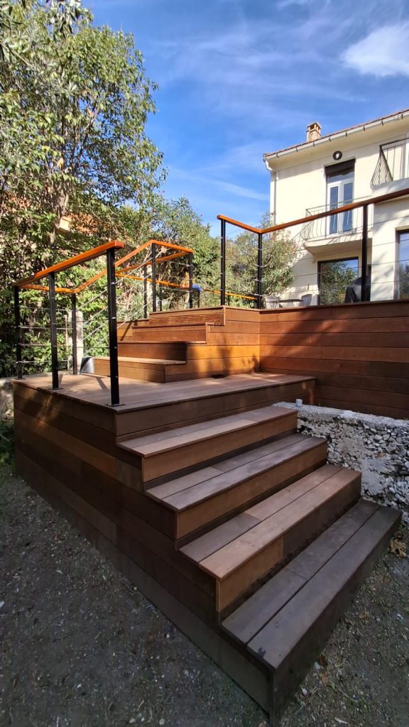 Escalier en itauba menant aux différents niveaux de la terrasse