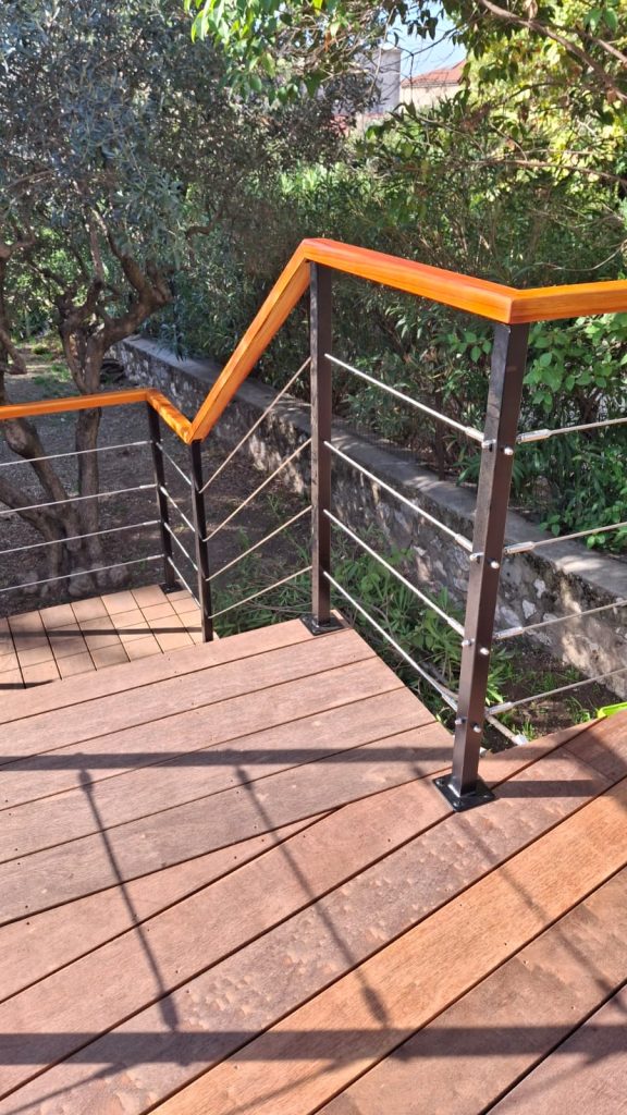 Garde-corps à câbles inox et main courante en bois sur terrasse en itauba