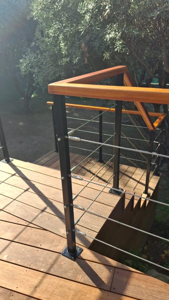 Angle du garde-corps à câbles inox et main courante en bois